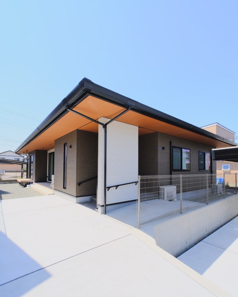 深い軒と上質な内観が調和する平屋住宅