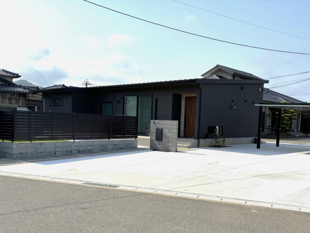 木の天井ルーバーが映える平屋住宅